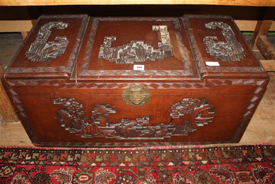 Carved camphorwood chest(-)